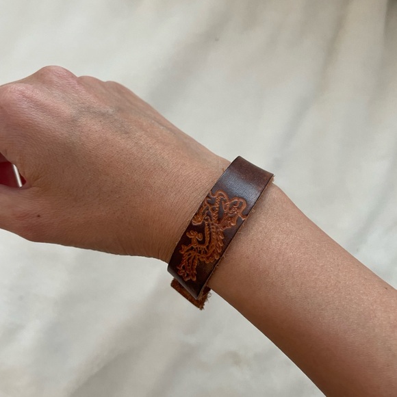 Artisan crafted leather bracelet. - Picture 5 of 6